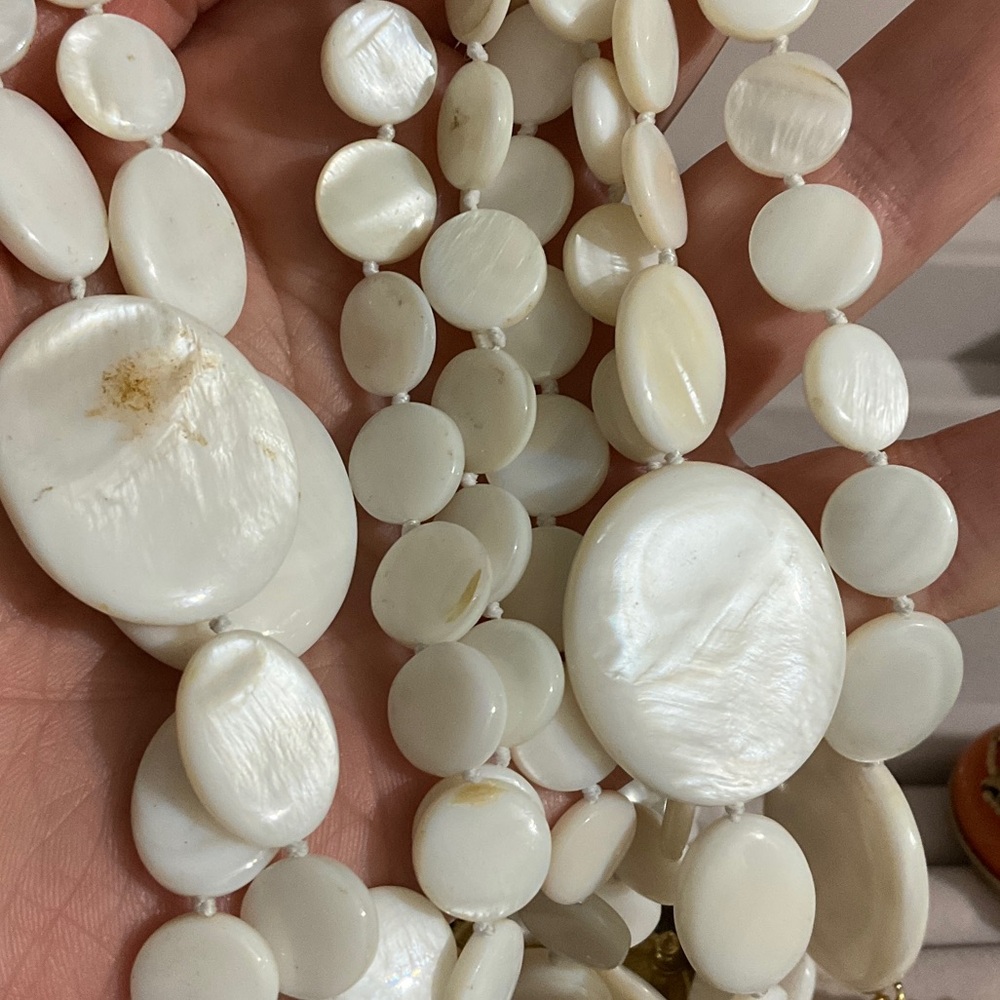 White Shell Necklace - Picture 2 of 4